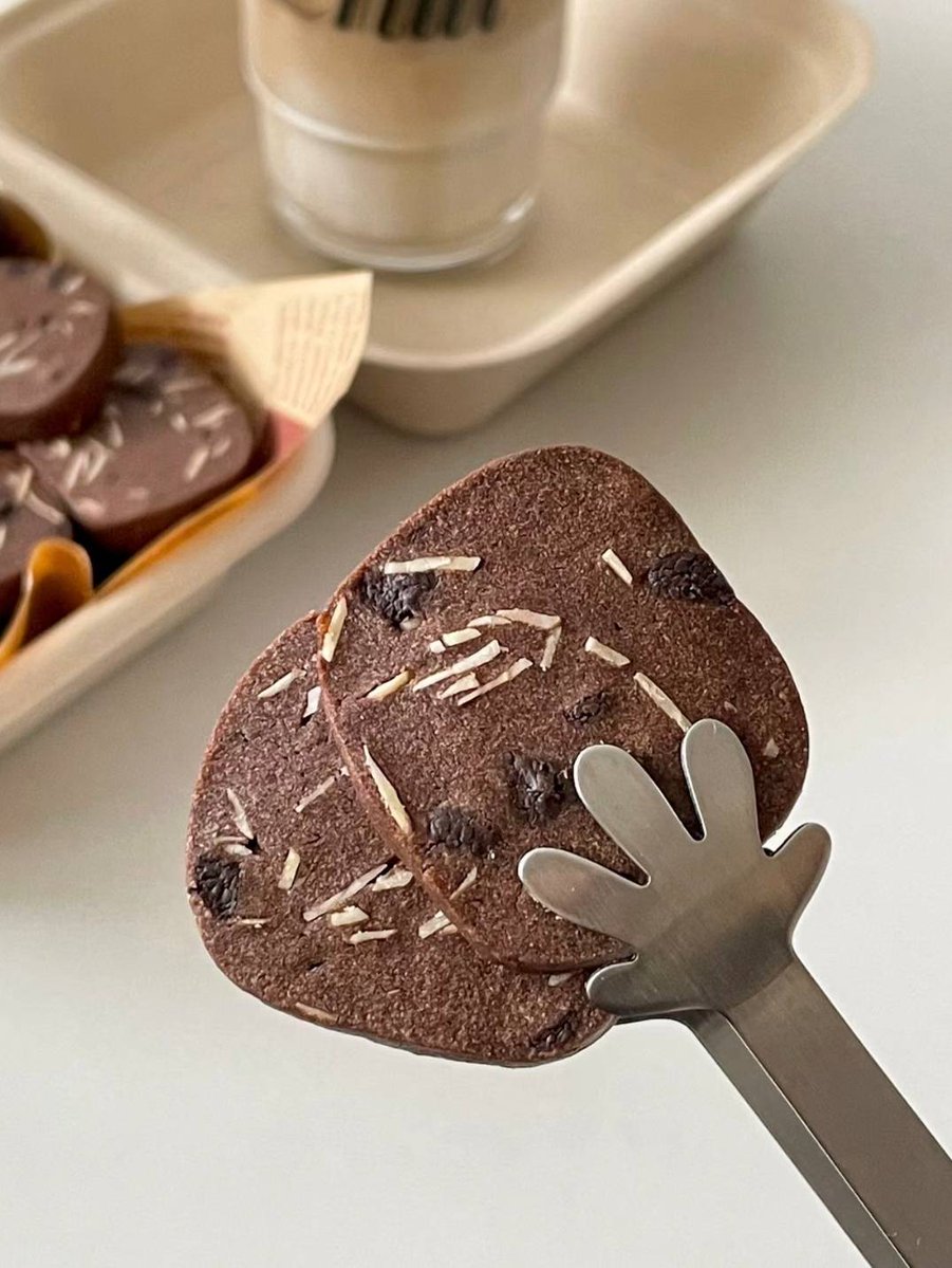 Tunasystem1's tweet photo. Just pulled homemade chocolate chip cookies from the oven—golden edges, soft centers, and the whole kitchen smells like heaven. Perfect little weekend win! ， https://t.co/YCtCurRUYX