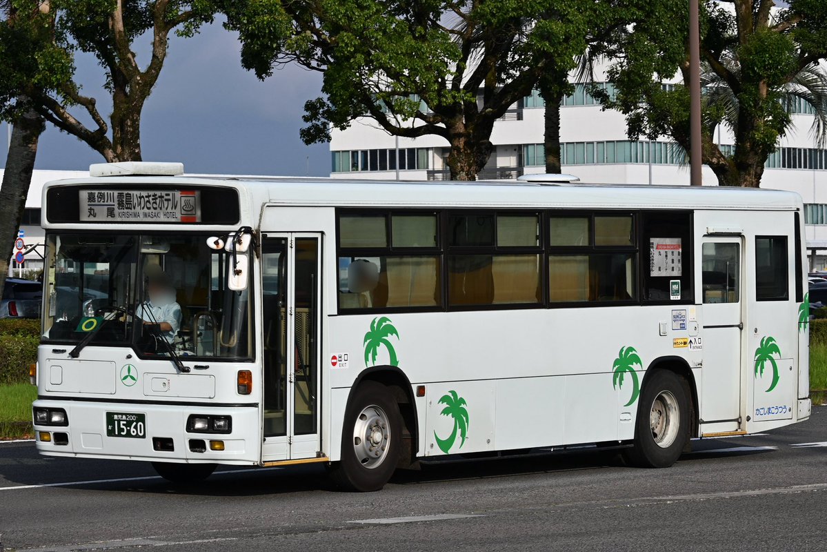 spacerunnerJM's tweet photo. 国分営業所管内の元阪急西工3台。1557と1560が日産、1558はいすゞで複数台移籍してきた元阪急車のKC代西工車としては1台モノ。霧島中心に動くので市内には出てこないものと思われます。温泉マークの幕が素敵。
・鹿児島交通/鹿児島200か1557,鹿児島200か1558,鹿児島200か1560 https://t.co/qeCSGbqm2m