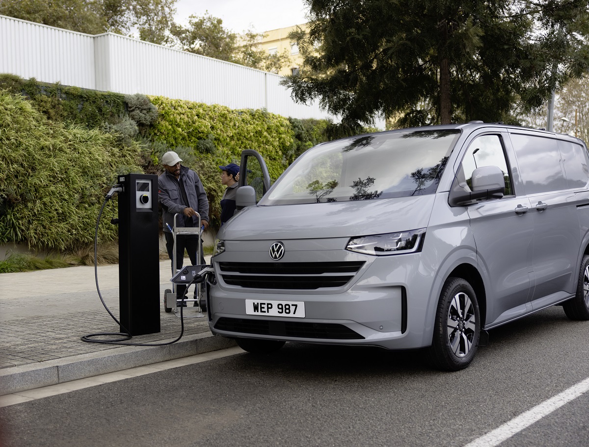 motornewsonline's tweet photo. Volkswagen Plug-in Hybrid Transporter Now Available: Read all about it here... https://t.co/5qJYbY1Pok : #volkswagen #commercial #vans #trades #business #environment #friendly #hybrid #choice #offers #motoringecho : https://t.co/WHSqPZyKAi
