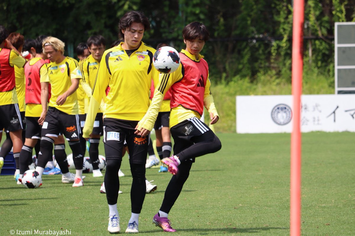 Idumimuraba's tweet photo. トレーニングメニュー切り替えの合間。
徹底マーク🦅
#vegalta https://t.co/QeKGS3uy2J