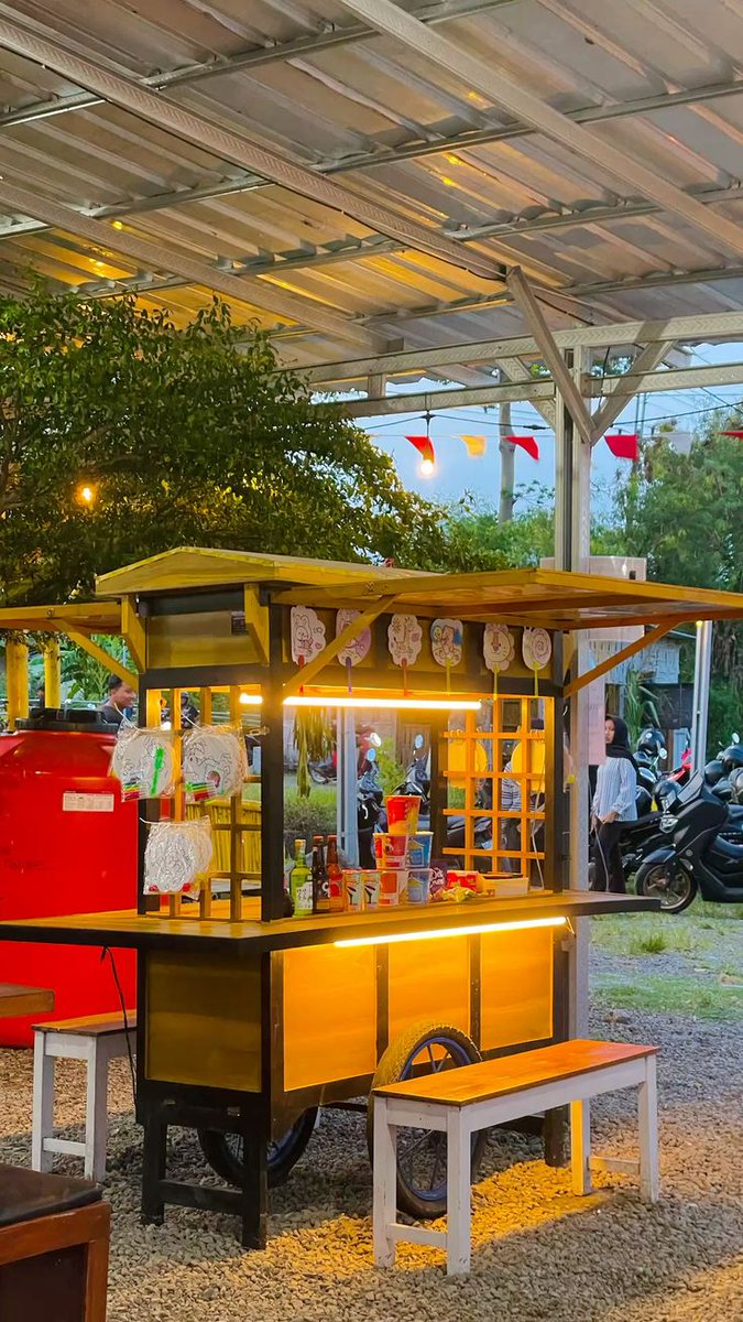 Kamarsunyiwnt's tweet photo. Buat warga yang mau liburan ke Malang dan berniat ke Alun-Alun Batu atau warga sekitarnya, tolong hindari kedai gerobak ronde satu ini, posisinya persis di sebelah Rumah Susu “Sudiro”. Ini harus banyak orang yang tau karena jualannya jahat dan merugikan, niat sehat malah khawatir jadi penyakit. Jadi, gini ceritanya..

Malam minggu kemarin gue dan rombongan main ke Alun-Alun Batu. Beli ronde, gak ada yang aneh selama kami nikmati ronde tsb, emang kurang nampol aja rasa jahenya kaya kebanyakan ditambah air. Ketika kami udah selesai dan lagi asik ngobrol, gue gak sengaja liat si ibu penjual ronde ini merapihkan sisa-sisa kuah ronde pembeli lain jadi 1 mangkok, kemudian dimasukin ke panci. 🤮

Awalnya gue pikir itu emang wadah panci air kotor sisaan. Tapi ternyata, itu panci rebusan jahe, ketika ada pembeli baru datang, si ibu pakai air jahe dari panci tsb. Gue coba pantau terus pergerakan si ibu, bener aja dia selalu melalukan hal yg sama, sisa kuah ronde orang dimasukin ke panci tsb dan dijual lg buat pembeli baru. Intinya air jahe ini, ada kumpulan sisa kuah ronde pembeli2 sebelumnya. Termasuk punya kami pasti 😭🤮

Selang beberapa waktu, si ibu minta mangkok kami yang sudah selesai. Selesai, bayar, dan kami pergi. Setelah kami agak menjauh, gue masih pantau terus, dan sama, sisa kuah ronde kami dimasukin lagi ke panci. Bahkan sisa isian rondenya dia ambil pake tangan, kaya kacang dan pacar cinanya.

Mual banget. Gak habis pikir ada orang cari rezeki jorok dan sejahat ini. Sekiaaan 😭😭😭

cc : eggieeew