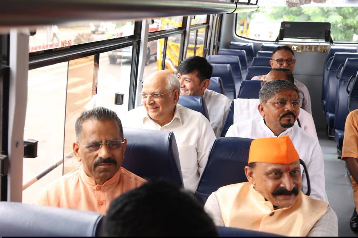 arvindjparmar41's tweet photo. માનનીય મુખ્યમંત્રીશ્રી ભુપેન્દ્રભાઈ પટેલજીએ આજે ગાંધીનગર સ્થિત સચિવાલય સંકુલ ખાતે થી નાયબ મુખ્યમંત્રીશ્રી હર્ષભાઈ સંઘવીજી અને અન્ય મંત્રીઓ તેમજ અન્ય મહાનુભાવો ની ઉપસ્થિતિમાં રાજ્ય સરકાર ના આદિજાતિ વિકાસ વિભાગ અને ગુજરાત રાજ્ય માર્ગ વાહનવ્યવહાર સંયુક્ત ઉપક્રમે ભગવાન બિરસા મુંડા જનજાતિ સેવા અંતર્ગત કુલ ₹33.84 ના ખર્ચે 139 એસ.ટી બસોને શાસ્ત્રોક્ત રીતે પુજા કરીને ફ્લેગ ઑફ આપી પ્રોત્સાહન કરવામાં આવ્યું હતું.