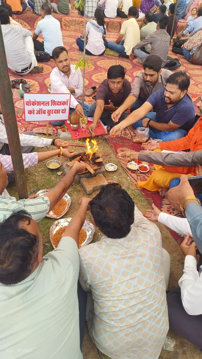 Sirohikiaawaz's tweet photo. नियमितीकरण की मांग पर व्यवसायिक शिक्षकों का जयपुर में महाआंदोलन,
#VocationalTeachers #जयपुर #Rajasthan #Jaipur #Teacher #Regularization #Education
राजधानी जयपुर के शहीद स्मारक पर राजस्थान के व्यवसायिक शिक्षकों ने नियमितीकरण, सेवा सुरक्षा और सम्मानजनक वेतन की मांग को लेकर जोरदार प्रदर्शन किया गया, आंदोलन के दौरान प्रशिक्षकों ने सरकार का ध्यान आकर्षित करने के लिए रक्त से पत्र लिखा और 'सद्बुद्धि यज्ञ' भी आयोजित किया,सिरोही जिले के प्रशिक्षकों ने भी सक्रिय भागीदारी निभाते हुए एकजुटता दिखाई, आंदोलनकारियों ने चेतावनी दी कि मांगें पूरी नहीं होने पर आंदोलन को और तेज किया जाएगा।