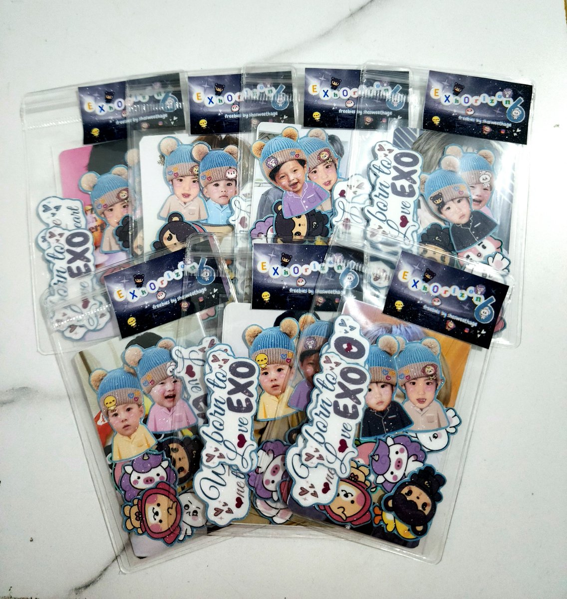 shosweethage's tweet photo. ☆ EXhOrizon in Singapore ☆

• random glitter sticker for u✨️ •
  freebies by @shosweethage

  📍singapore indoor stadium
 🗓 24 july / day 1

ga banyak tapi 🙈
see u ♡

#EXOinSingapore
#EXhOrizoninSG #EXOinSG #EXhOrizon_in_SG #EXhorizon_in_singapore https://t.co/FdTw1s0PTy