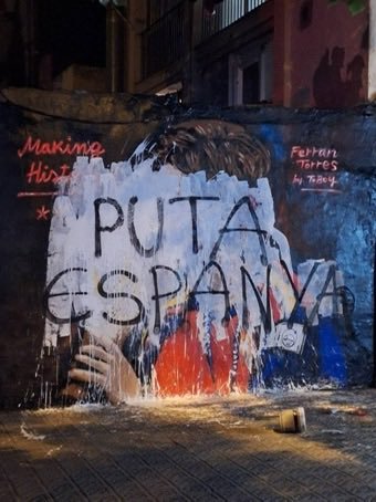 crismartinj's tweet photo. Primero fue Amancio Ortega. Más tarde, Juan Roig. Ahora es el turno de Ferrán Torres. Los autodenominados "progresistas" y los independentistas ya tienen un nuevo enemigo común.
Hombre, blanco, joven, guapo, que se siente español, creyente, exitoso... Eso es inadmisible.
El artista @tvboy le hace un mural y ni 24 horas han tardado en destrozarlo.