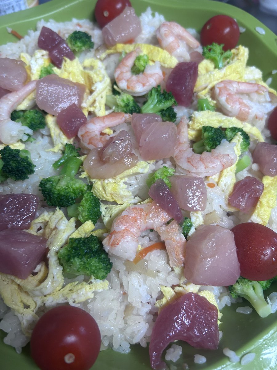yuponupon's tweet photo. 卵をレンチンで

マグロブツとサラダエビが冷凍であったので
混ぜるだけちらし寿司

火を使わない夕飯 https://t.co/e8Kpeszgxk