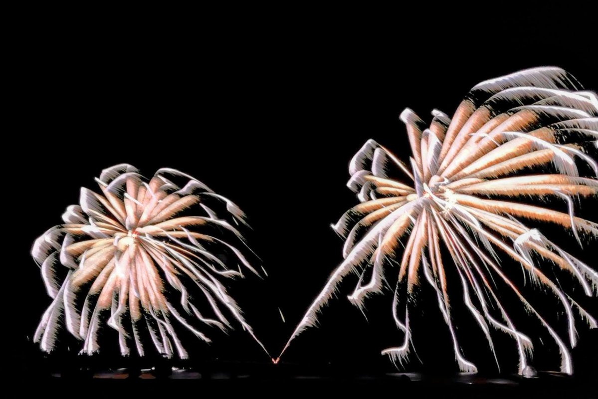 _imo_youkan__'s tweet photo. 日本海洋上花火大会🎆

海面近くで花開く花火。
海���スターマインも大迫力でした🤩

2026.07.18

#由利本荘市岩城
#花火撮影試行錯誤中
#比較明合成 https://t.co/CS1JtBGztZ