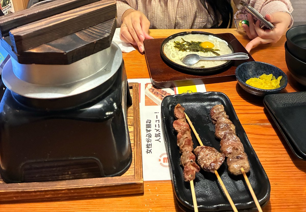 i1wh__'s tweet photo. 釜飯たくあん、ハツ砂肝2本ずつ、山芋鉄板焼き、チーズつくね1個、ジンジャーエール、チョコミルク https://t.co/IflEprtkyq