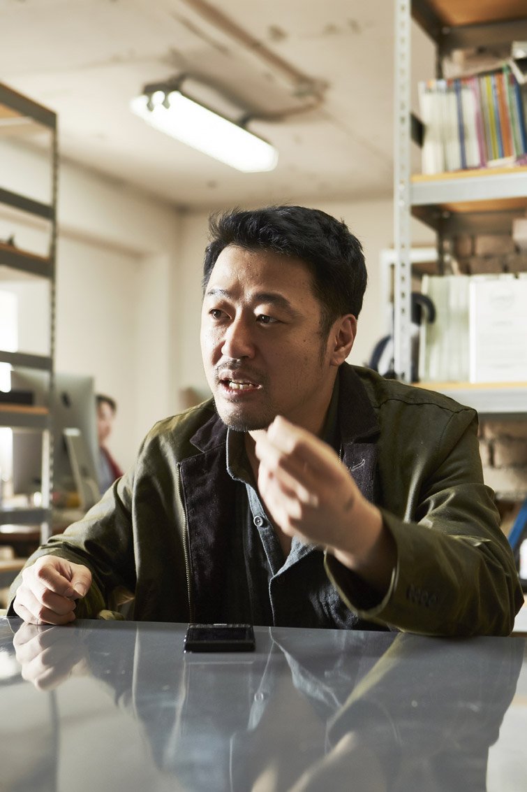 PopEmpirex's tweet photo. Veteran Film poster designer Park Si-young says NewJeans' Newest Content is like 'Attack on Titan without the Attack' https://t.co/BVyw7rVaLF
