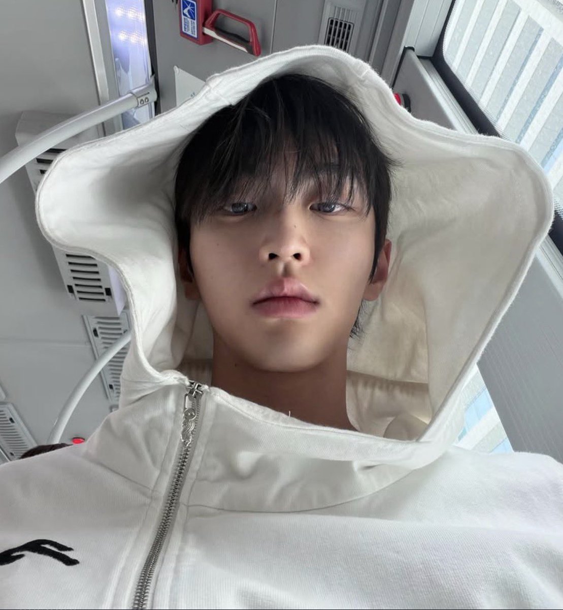 aaazilll_Vv's tweet photo. 미남 모델씨 https://t.co/RQeVITzoM1