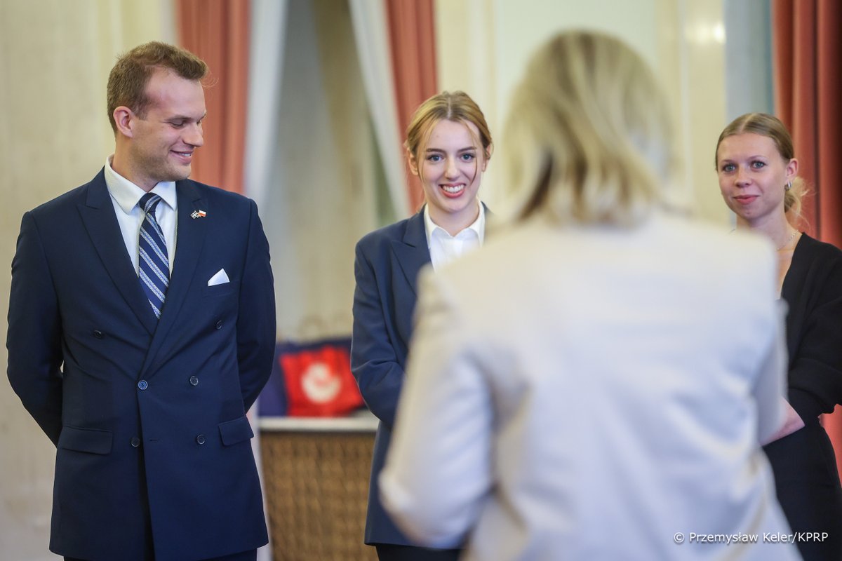 ajedrzak's tweet photo. Ogromnie jestem zbudowana spotkaniem z towarzyszącymi Panu Prezesowi @DomRoszak młodymi liderami kanadyjskiej Polonii. 

Przedstawiłam im pokrótce zarys polityki polonijnej Pana Prezydenta @NawrockiKn, podkreśliłam uwagę, z jaką słucha on głosu młodych ludzi, i wyjaśniłam rolę powołanej niedawno Rady do Spraw Polonii i Polaków za Granicą - a w rewanżu dowiedziałam się, w jaki sposób ci młodzi prezesi organizacji polonijnych w Kanadzie aktywizują tamtejszą polską młodzież i rozwijają relacje między naszymi krajami na polach gospodarki, handlu, polityki, kultury, czy w harcerstwie.

Bardzo to potrzebne działanie, i oprócz wielkiego uznania zasługuje na wszelkie wsparcie!