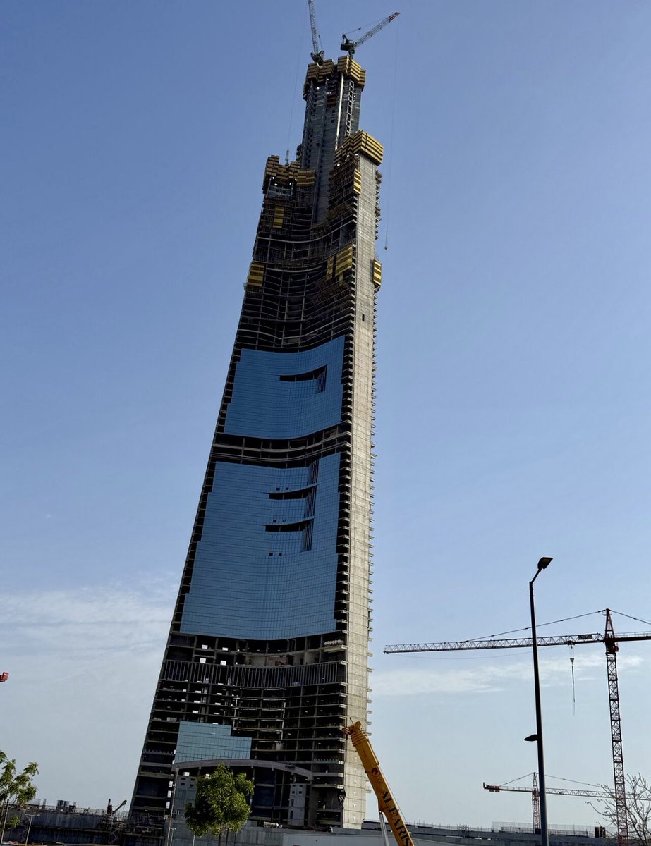 SaudiProject's tweet photo. يتواصل صعود #برج_جدة، أطول برج في العالم، حيث بلغت أعمال الإنشاء الطابق 106، وسط وتيرة تنفيذ متسارعة تُسجّل إنجاز طابق جديد كل خمسة أيام، ليواصل البرج ارتفاعه متجهًا نحو حاجز الكيلومتر https://t.co/yhDNfWbacV