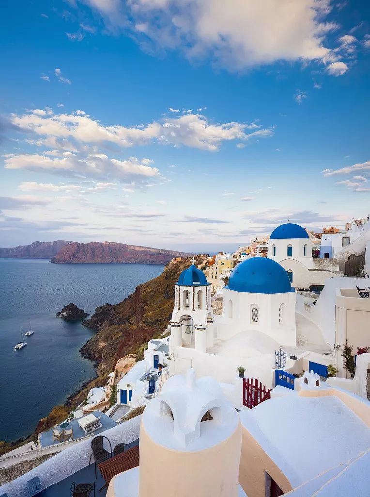 __syusyu_'s tweet photo. Just caught the golden hour at Santorini’s white-washed cliffs—sunset painting the Aegean pink, wind carrying the smell of fresh olive oil. Some moments hit different https://t.co/Ku85fO4klJ
