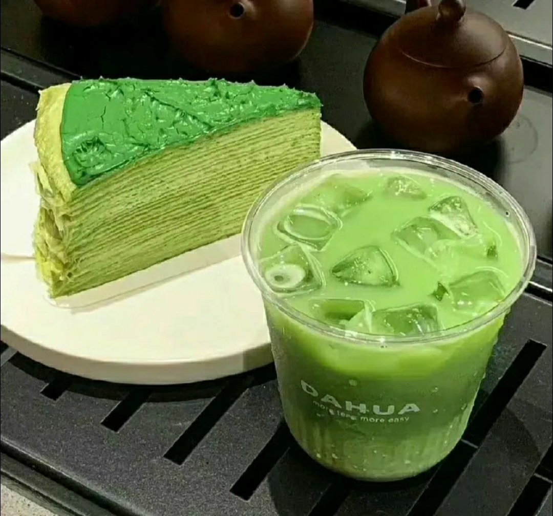 kr99213's tweet photo. Just tried the viral matcha soft serve at the new bakeshop downtown  Creamy, slightly bitter, perfectly paired with their red bean topping—10/10 would come back again!， https://t.co/ti3esvQYb0