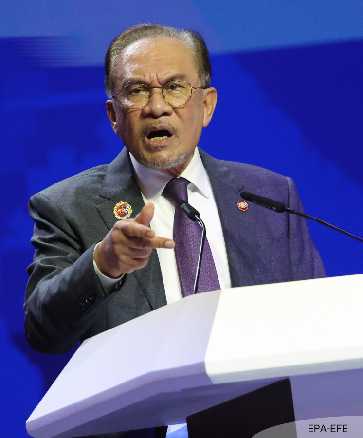 NewsBFM's tweet photo. Malaysia will not bow to US congressional pressure, said PM Anwar Ibrahim, vowing to maintain its policy of barring Israeli citizens from entering the country.

"Dia boleh ugut, tetapi saya akan tegas mempertahankan keputusan untuk menghalang kehadiran mana-mana warga Israel di Malaysia."