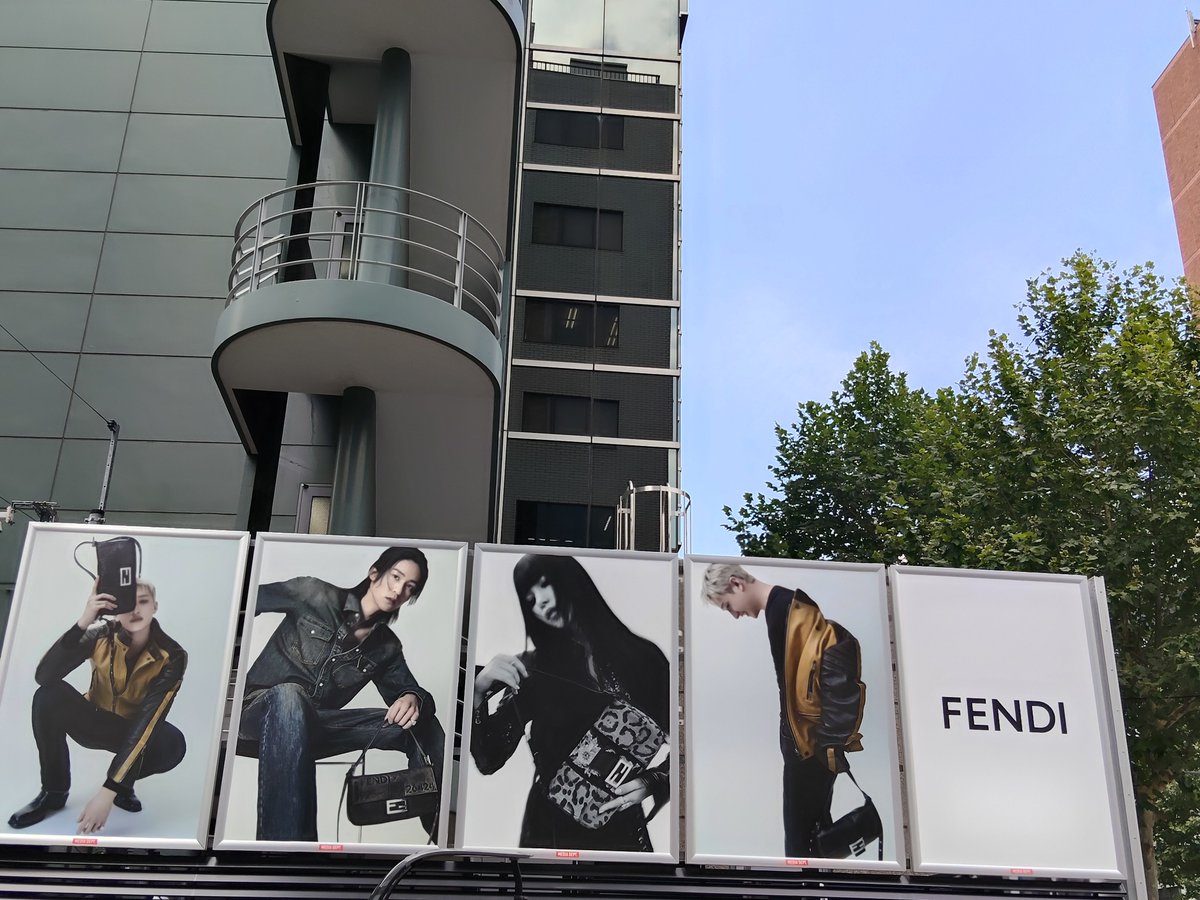 mikim126's tweet photo. #Zoff のウィンドウ
#FENDI の広告7箇所と
#晴れ風 フラッグ
かなり早い時間だったのに暑くて
60センチの日傘を持って
水分補給しながら歩いた
熱中症になって冷たい点滴で
助かったことがあるから
気をつけるようにしている
今日は良い仕事ができたよ✨
いつも気にかけてくれてありがとう🖤
#目黒蓮 https://t.co/ytTXaF4tkG
