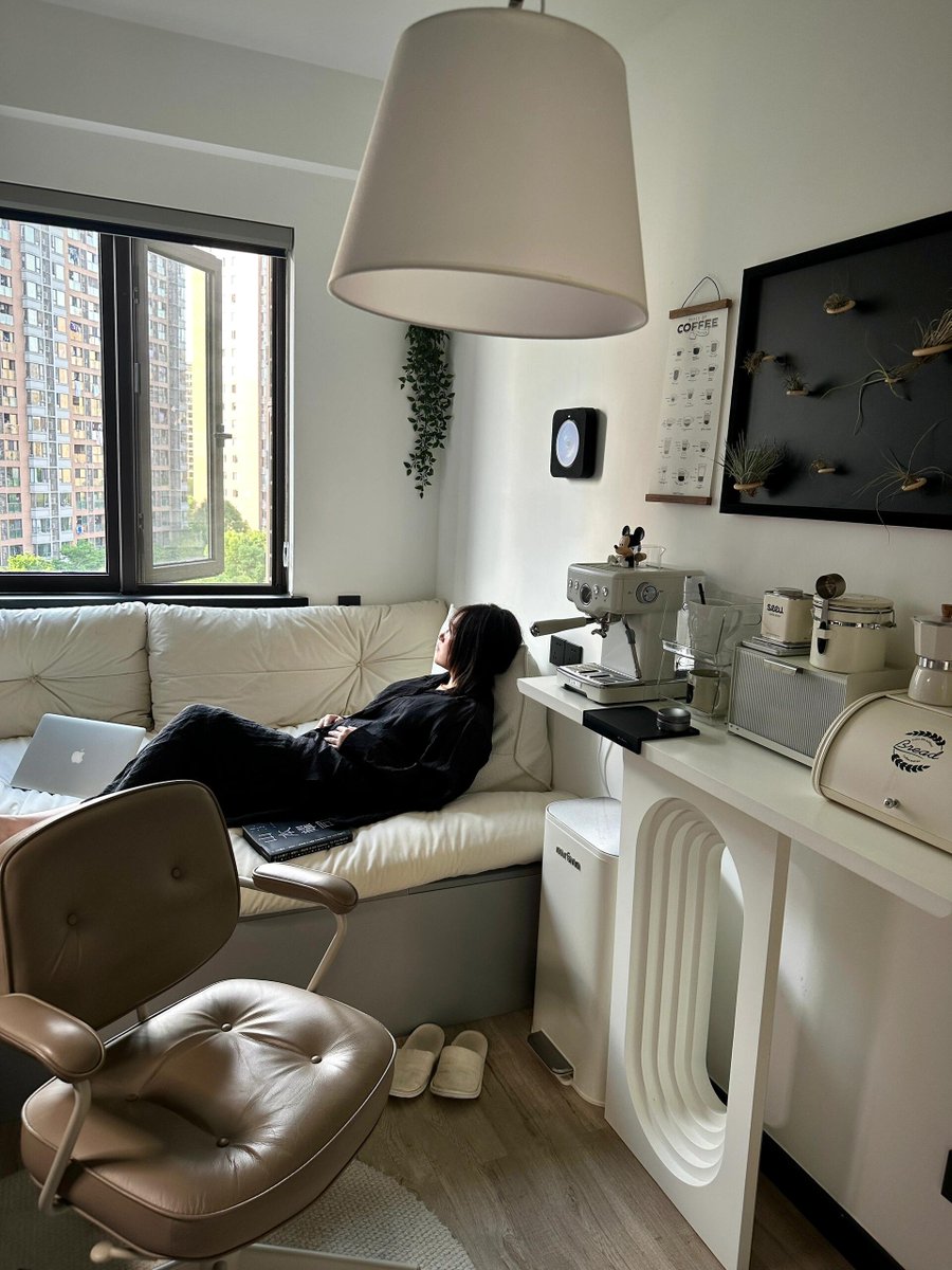 gesal0601's tweet photo. Chilling at home with my cat, warm coffee, and a good book—this is the perfect Sunday reset https://t.co/RN3hpYWjdo