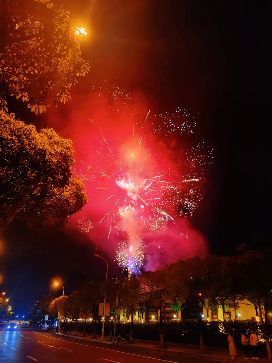 Gufty19's tweet photo. Midnight cheers, sparklers glow—2024’s fresh start’s here! Let’s chase little joys this new year https://t.co/5XfpXWDIyg