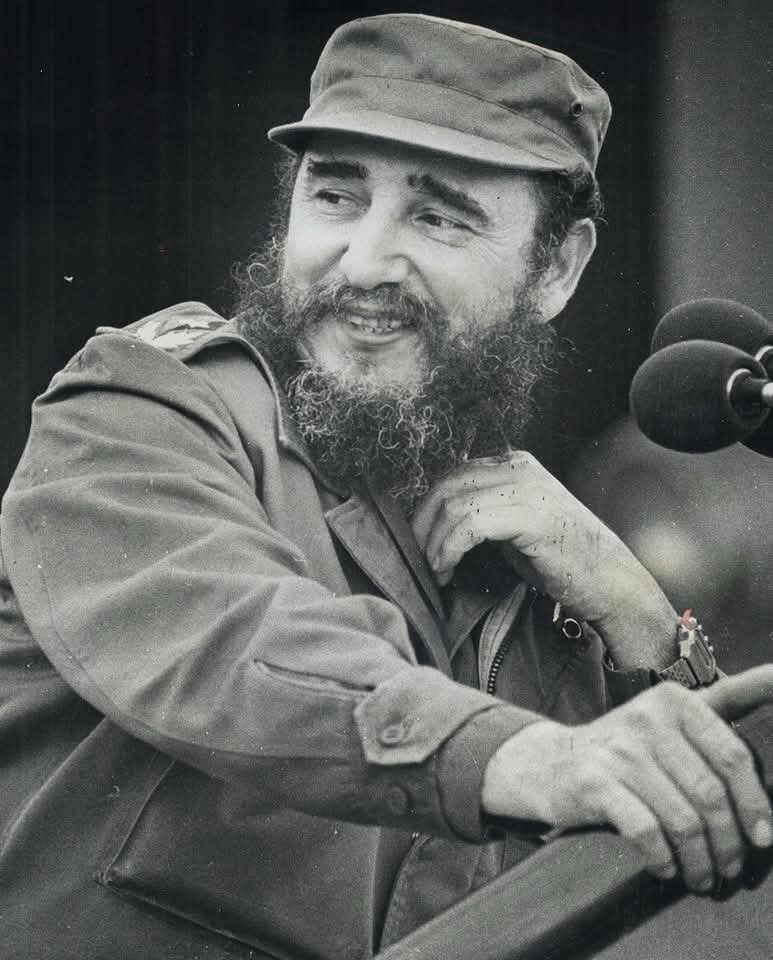 MINSAPCuba's tweet photo. 🗣️| Fidel Castro: "El internacionalismo es una de nuestras banderas más sagradas, y desarrollamos nuestra conciencia internacionalista en la práctica del internacionalismo".

#100AñosConFidel
#CubaPorLaVida https://t.co/P9OktrEP9M