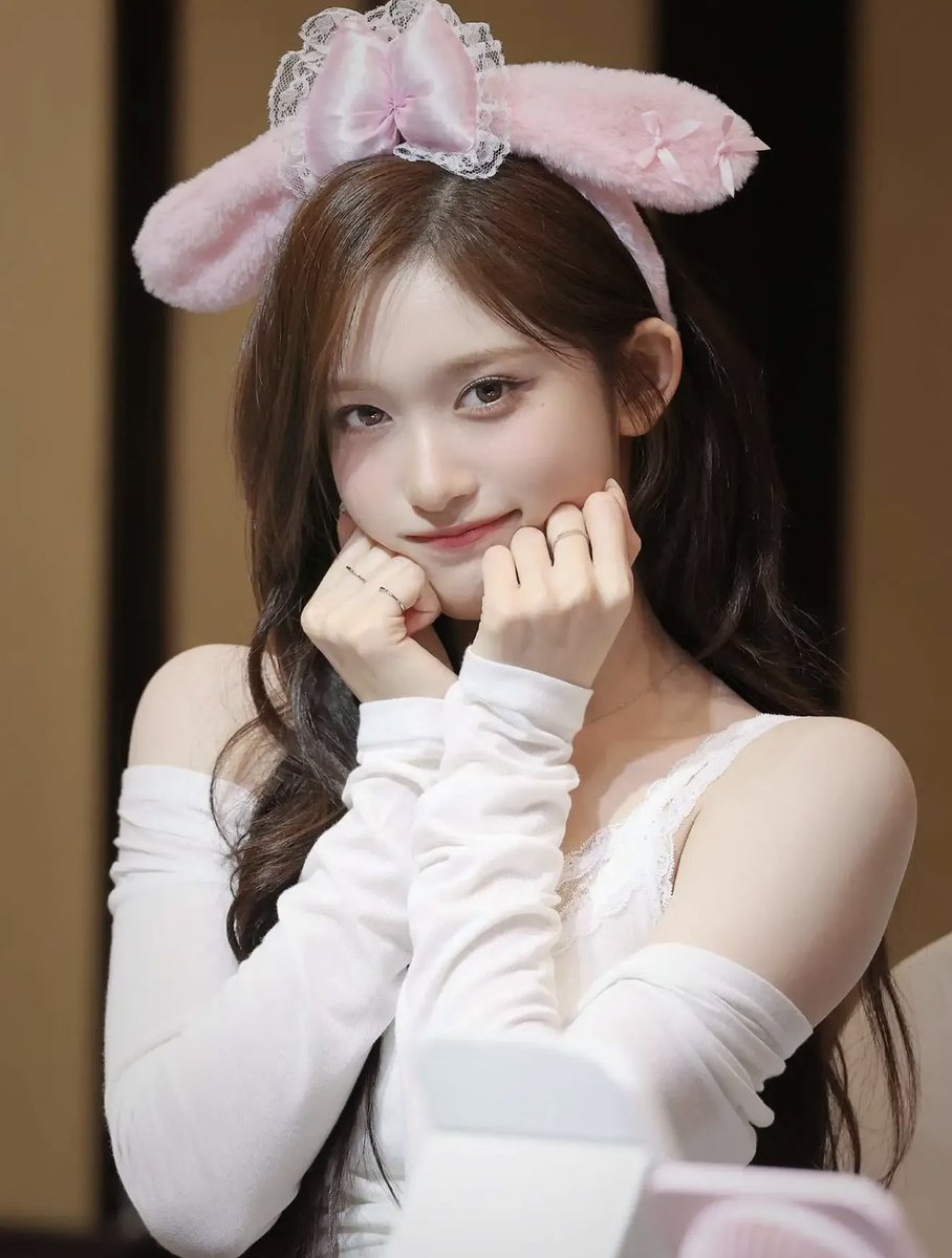 hyunseodaily's tweet photo. https://t.co/b73rRv2sB5