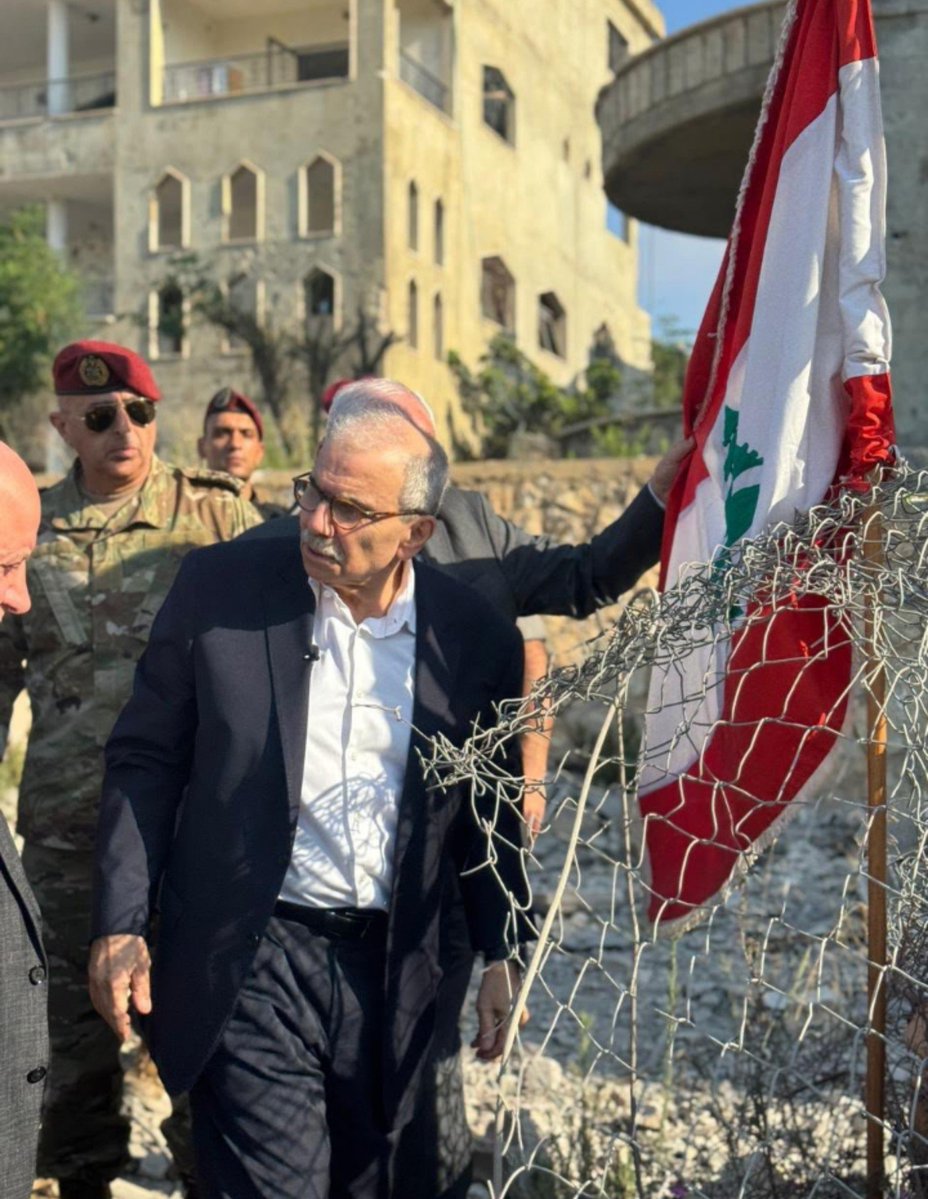 RaymondFHakim's tweet photo. 📍الرئيس نواف سلام نزل على نص دين الجنوب، وغرس العلم اللبناني بتراب النبطية، من دون صواريخ ولا مسيّرات انتحارية

📍هذا الشجاع يمثلني وليس حزب الله https://t.co/qwkQ71EJ9T