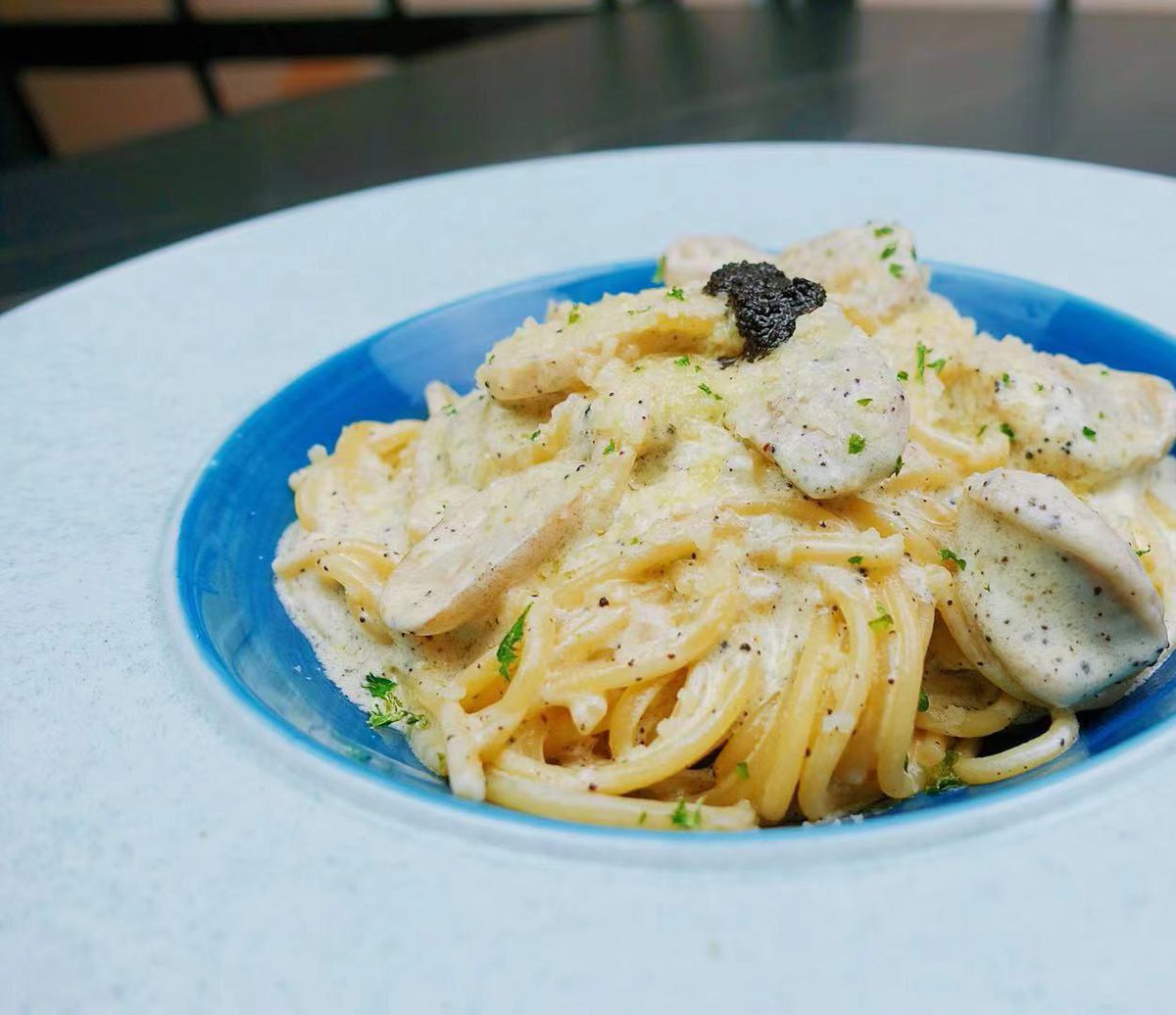william_mo11216's tweet photo. Just had the most creamy truffle mushroom pasta at that little corner bistro on 5th St—chefs kiss every bite, already planning my return! https://t.co/Gj8eWdCGjI