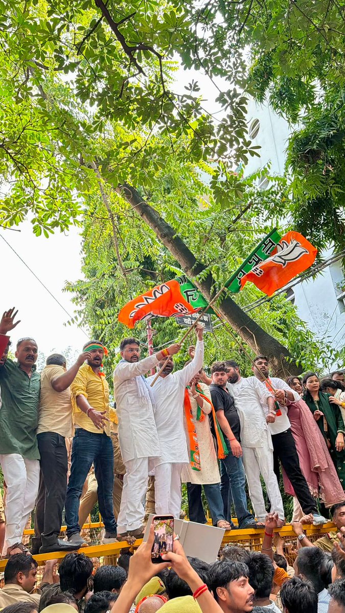 irohitmishrabjp's tweet photo. आज लखनऊ में आदरणीय प्रदेश अध्यक्ष श्री @mppchaudhary जी के नेतृत्व में जनप्रतिनिधियों एवं देवदुर्लभ कार्यकर्ताओं के साथ कांग्रेस पार्टी द्वारा युवाओं को गुमराह करने और देशविरोधी गतिविधियों के विरोध में कांग्रेस मुख्यालय तक विरोध प्रदर्शन एवं पैदल मार्च में सहभागिता की। https://t.co/tpyDLWNuhQ