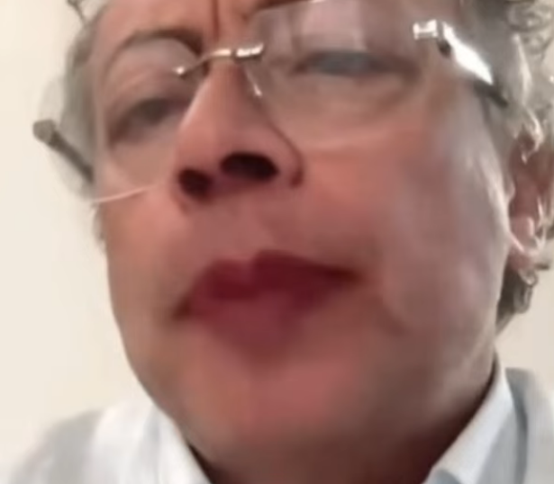PuertaRestrepo4's tweet photo. Aún no se sabe que tenía el #Guerrillero @petrogustavo en los labios... Dónde estaba, quien lo maquilló? No hay respuestas 
#PetroRespondaYa  https://t.co/0Jp5OgIWHc