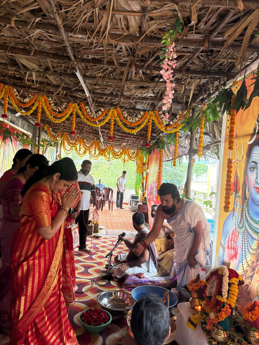 Ushapeddisetti's tweet photo. వారాహి అమ్మవారి నవరాత్రుల సందర్భంగా వీరమహిళలతో కలిసి రాష్ట్ర ఉప ముఖ్యమంత్రి, జనసేన అధ్యక్షులు పవన్ కళ్యాణ్ గారు ఆయురారోగ్యాలతో ఉండాలని కోరుకుంటూ మృత్యుంజయ హోమం నిర్వహించడం జరిగింది. ఈ కార్యక్రమంలో పెందుర్తి MLA రమేష్ బాబు గారు, నాయకులు పాల్గొనడం జరిగింది.
@JanaSenaParty https://t.co/e5HKXEVJmJ
