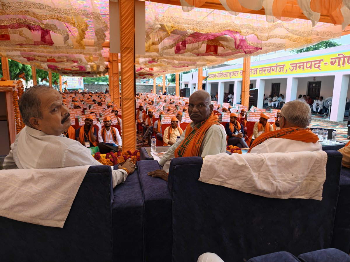 RawatXmp's tweet photo. आज  विधान सभा क्षेत्र -तरबगंज जनपद गोण्डा में किसान बालिका इण्टर कालेज में विधान सभा स्तरीय बूथ अध्यक्ष सम्मेलन में मुख्य अतिथि के रूप मे शामिल होकर डॉ श्यामा प्रसाद मुखर्जी और पं०दीनदयाल उपाध्याय जी के चित्रों पर माल्यार्पण किया तथा दीप प्रज्ज्वलित कर सम्मेलन का शुभारंभ किया। https://t.co/BBE6WpB0yL