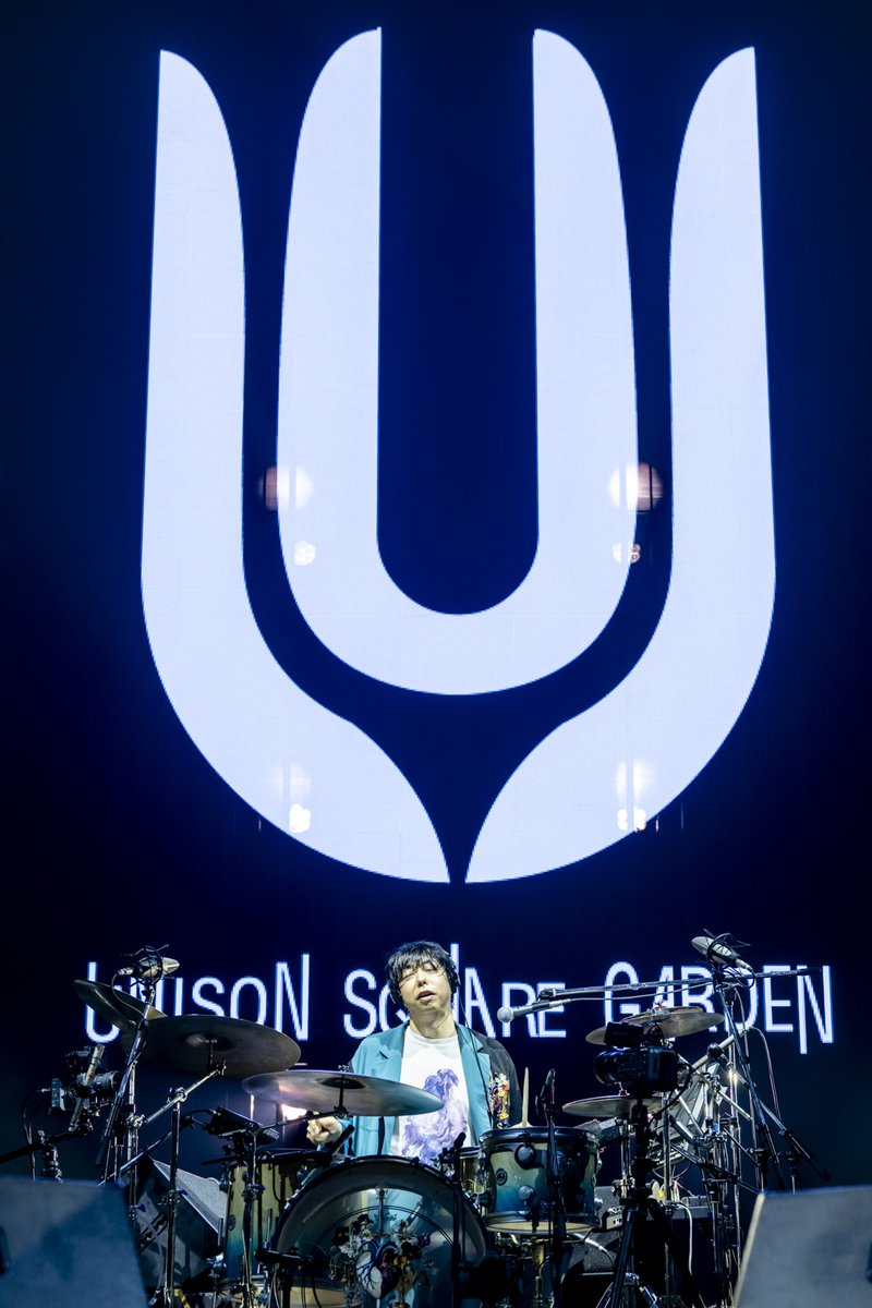 mikiki_tokyo_jp's tweet photo. ◣◥◣LIVE REPORT◥◣◥
UNISON SQUARE GARDENにまた会えると信じて――
奇跡のような3人がロックバンドの真髄を見せつけた現体制ラストライブ〈Sentimental Period〉をレポート

▼記事はこちら
https://t.co/z32zIfJNOO

@USGinfo @ShapeMoon
