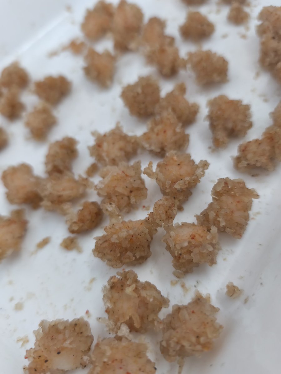 amsshoppy's tweet photo. おっかさんがお米にスパイスを少し混ぜて日干ししてます。
インド版オカキです。 https://t.co/sQFMER5hyl