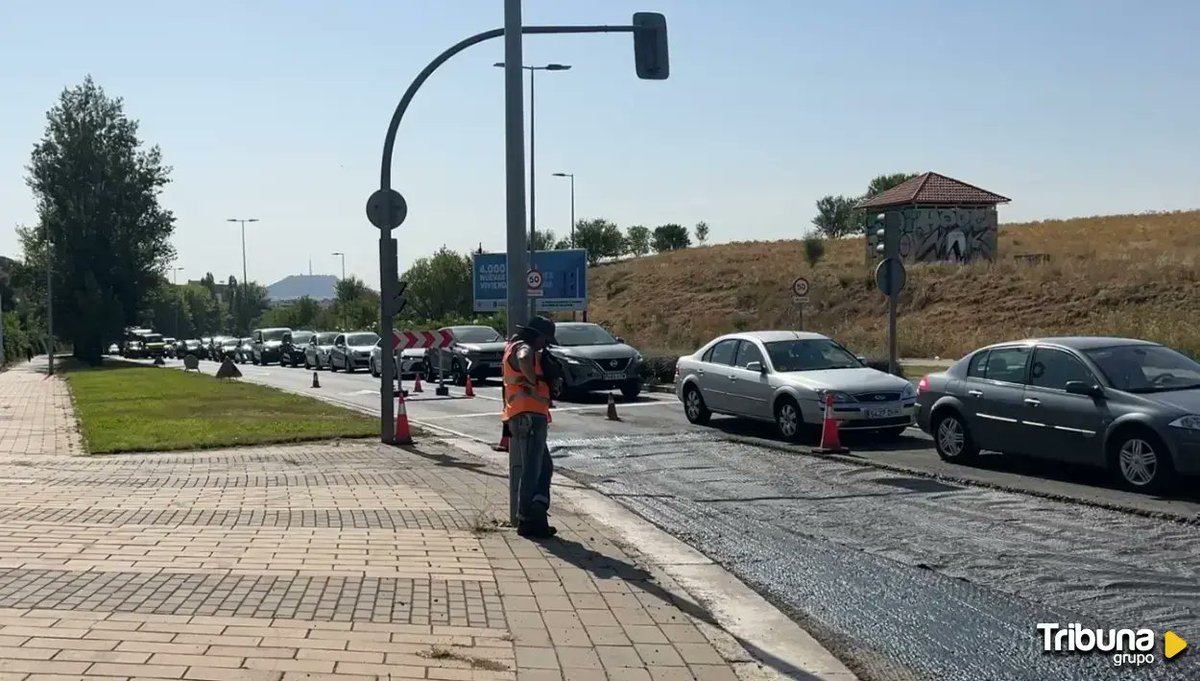TribunaVall's tweet photo. 👷 #Valladolid | El @PSOE_AytoVLL critica la planificación de las obras en Valladolid y reclama una mejor información a la ciudadanía

https://t.co/XulLdsW7sU https://t.co/mHfZFhBwXe