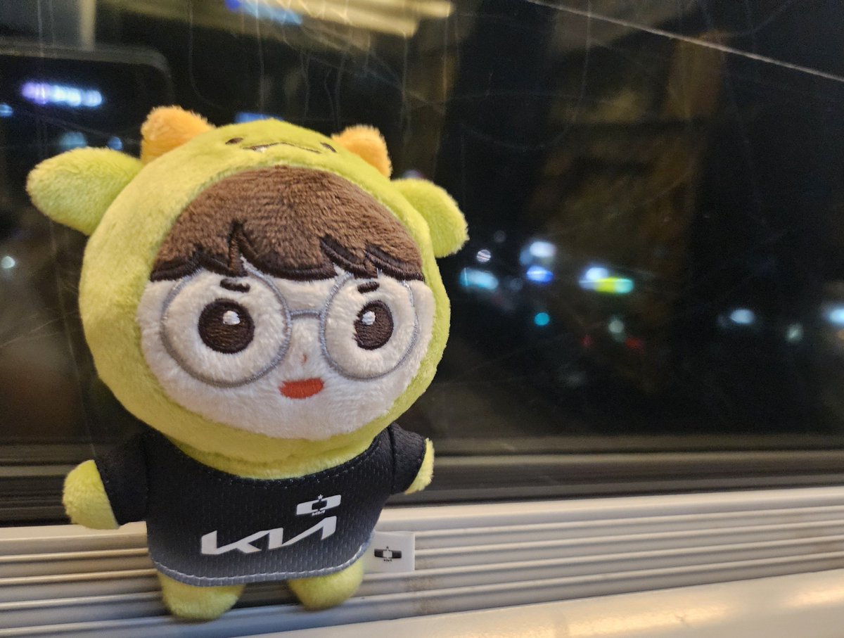 dkchicken722's tweet photo. 추억은 제 마음 속 깊은 곳에 남기고 아쉬움은 서울에 두고 가요.
너무 행복했고 이 추억 잊지 못할 것 같아요.
조심히 들어갈게요. 조심히 들어가세요.
그리고 쇼메이커 생일 축하해!!
영원하자. 쇼메도 우리도 쇼랑단분들두요
아랑함니다🫶 https://t.co/h8GhAMjYa5