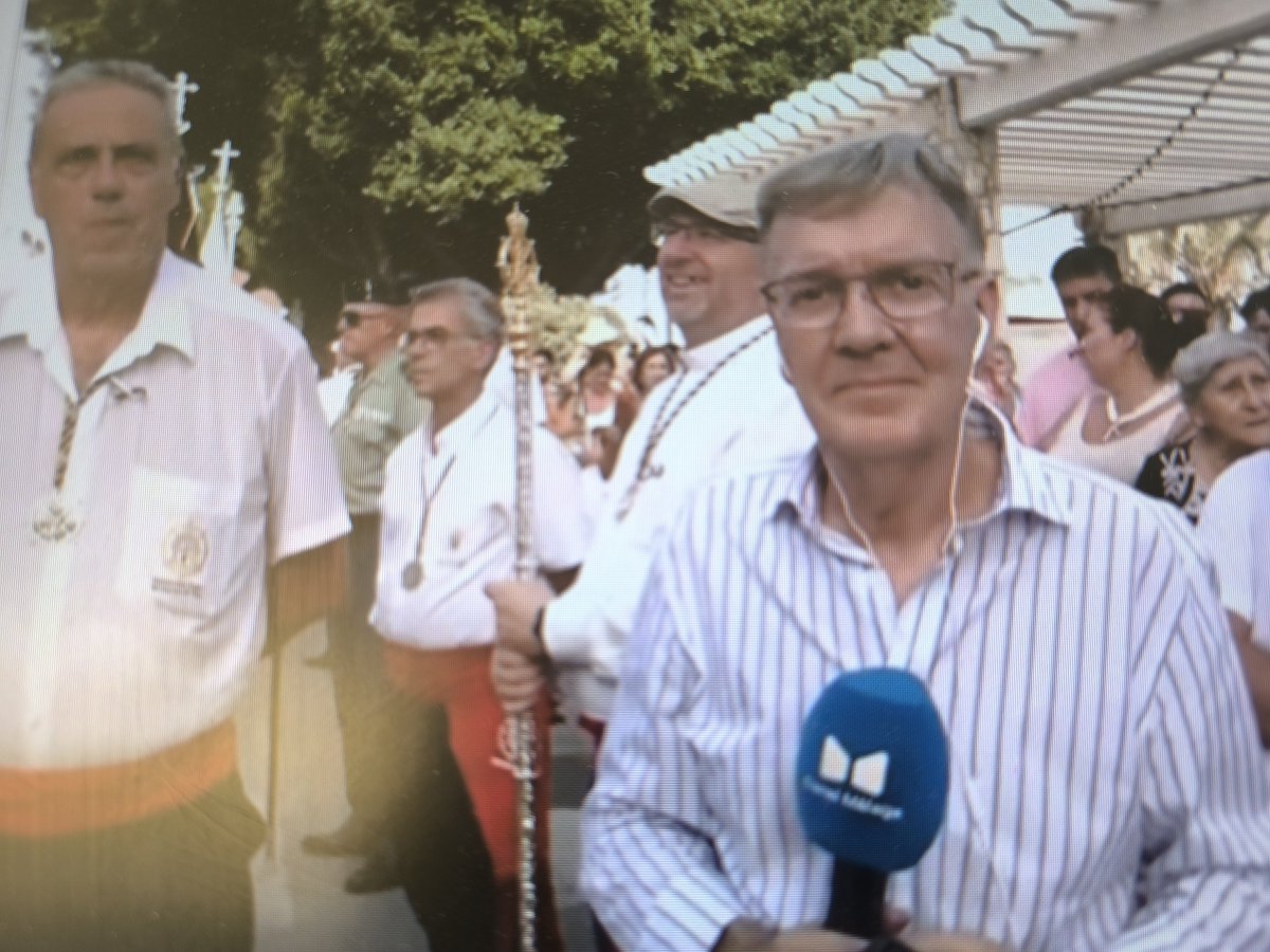 JuanjoRuizGal's tweet photo. Un 16 de julio para el recuerdo, de nuevo con @CanalMalagaRTV retransmitiendo la procesión de la Virgen del Carmen del Palo. Con mis compañeros @martajimenez85 y @james_brown76 y el fenomenal equipo de realización, técnico y producción dirigido por @santisouviron. Un lujo!! https://t.co/vgJGqXn9cE