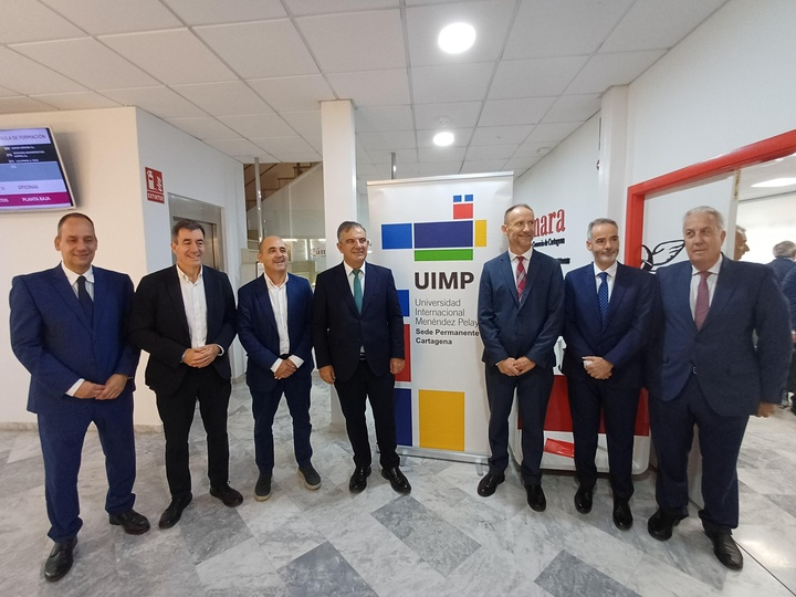 regiondemurcia's tweet photo. 🧑🏽‍🎓👩🏽‍🎓📃La futura Ley de Universidades reúne a los máximos representantes del sistema universitario regional en un curso de la UIMP.

@JMVRUM destaca que la nueva norma "fortalecerá un sistema universitario más moderno, competitivo y adaptado a los retos de la sociedad".

📌Responsables políticos, universitarios y económicos analizan en #Cartagena el nuevo marco legislativo antes de su tramitación en la Asamblea Regional.

Noticia: https://t.co/TkOIYR6Nxv