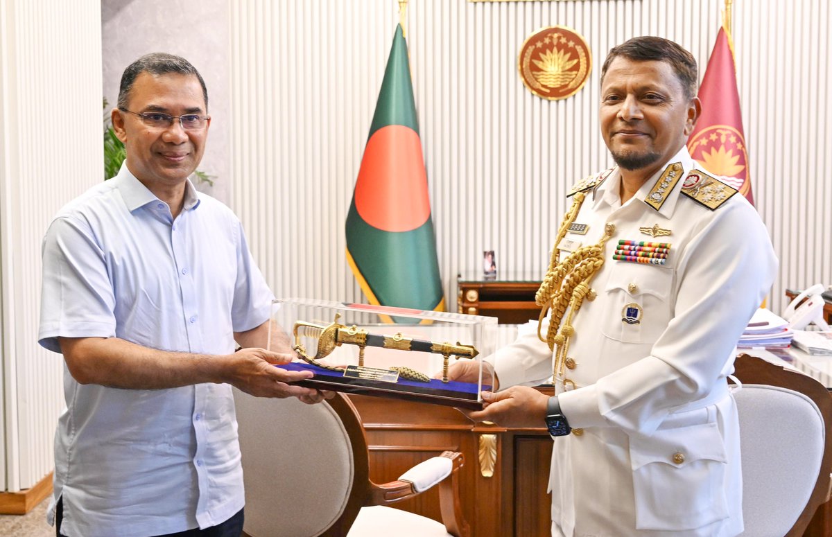 BangladeshNavyX's tweet photo. মাননীয় প্রধানমন্ত্রীর সাথে বিদায়ী নৌবাহিনী প্রধানের সৌজন্য সাক্ষাৎ

আজ ২২ জুলাই ২০২৬, বিদায়ী নৌবাহিনী প্রধান এডমিরাল এম নাজমুল হাসান, গণপ্রজাতন্ত্রী বাংলাদেশ সরকারের মাননীয় প্রধানমন্ত্রী তারেক রহমান-এর সাথে সৌজন্য সাক্ষাৎ করেন।

সাক্ষাৎকালে দেশের সার্বভৌমত্ব রক্ষা, সামুদ্রিক নিরাপত্তা, নৌবাহিনীর আধুনিকায়ন এবং জাতীয় স্বার্থ সংশ্লিষ্ট বিভিন্ন গুরুত্বপূর্ণ বিষয়ে আলোচনা হয়।

এ সময় মাননীয় প্রধানমন্ত্রী বিদায়ী নৌবাহিনী প্রধানের কর্মজীবনের সাফল্য, বাংলাদেশ নৌবাহিনীর আধুনিকায়ন, সক্ষমতা বৃদ্ধি এবং পেশাদার বাহিনী হিসেবে নৌবাহিনীকে আরও শক্তিশালী করতে তাঁর দূরদর্শী নেতৃত্ব ও অবদানের প্রশংসা করেন।

পাশাপাশি বিদায়ী নৌবাহিনী প্রধান মাননীয় প্রধানমন্ত্রীর সার্বিক সহযোগিতা, দিকনির্দেশনা ও আন্তরিক সমর্থনের জন্য কৃতজ্ঞতা জ্ঞাপন করেন।

#BangladeshNavy #CallOn
#PrimeMinisterOfBangladesh
#Bangladesh🇧🇩 #Navy⚓