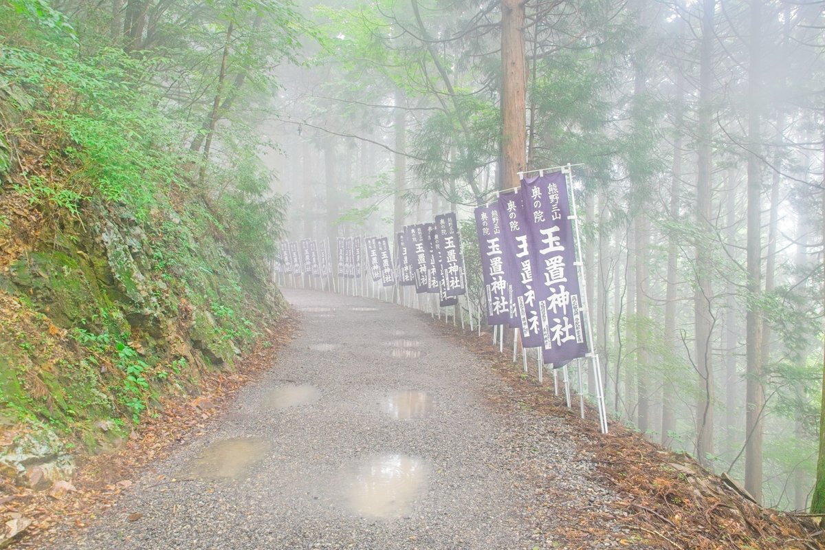 those_in_asylum's tweet photo. 神様に呼ばれた人しかたどり着けないと噂の神社。
運良く初めての訪問で辿り着けた。
道中は軽でも離合無理そうな細道で「バイクで良かった」と思った途端、バス停があってビビった。
しかし直前では駐車場待ちで大渋滞。
神様、人呼び過ぎでは。
#玉置神社 #GSXS1000GT #ツーリング #バイク写真 #熊野 https://t.co/sqs1clKUKY