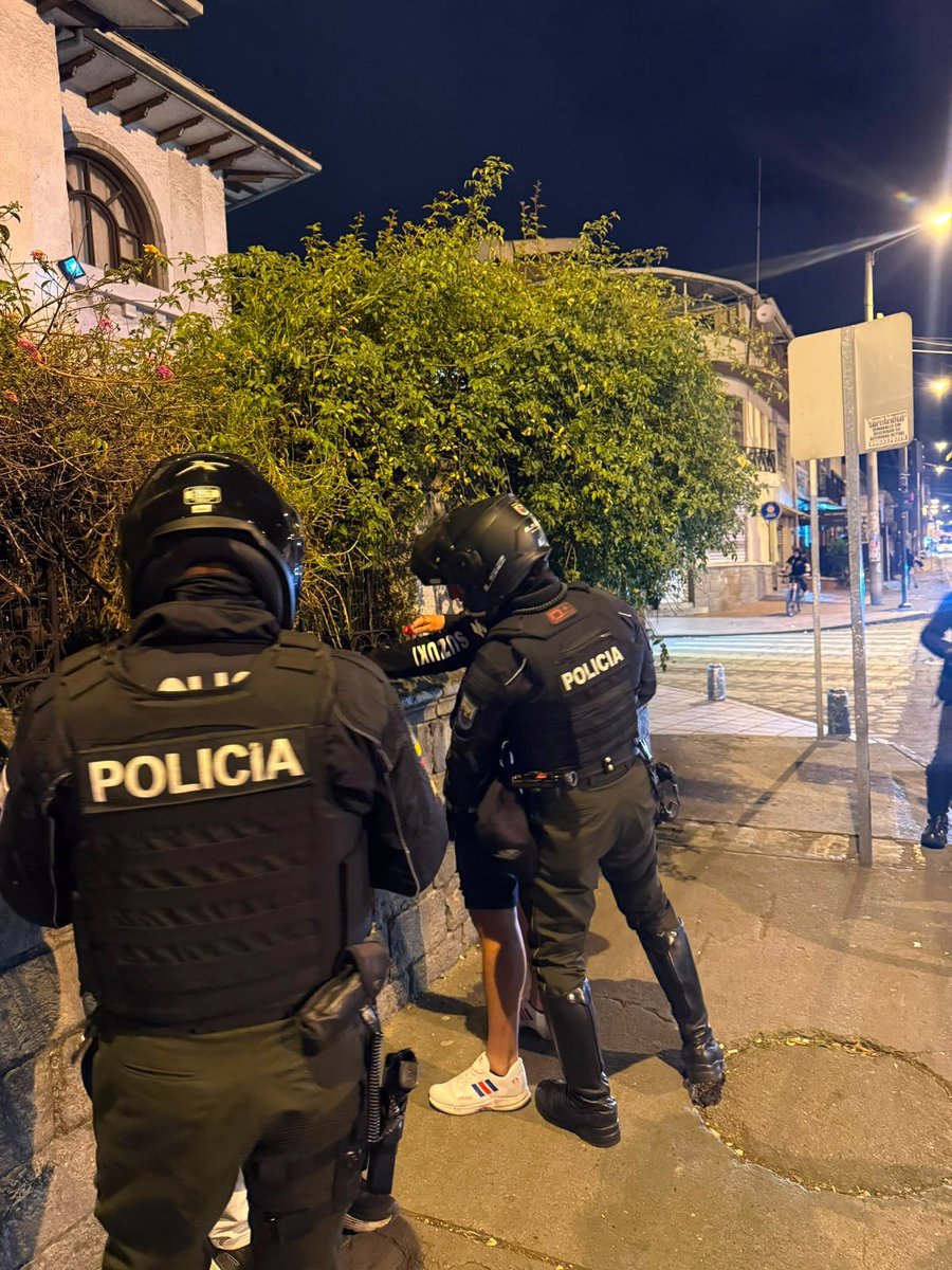 xbermudezlec's tweet photo. INFORMAMOS A LA CIUDADANÍA:

Como parte de las estrategias de seguridad, el Grupo de Operaciones Motorizadas ejecutó intervenciones en Miraflores, Barrial Blanco, Chola Cuencana, Calle Larga, Totoracocha, UPS y Ricaurte.

Resultados:
🔹 Registro de sujetos con antecedentes penales (foráneos y extranjeros).
🔹 Decomiso de sustancias sujetas a fiscalización.
🔹 Registro de vehículos y motocicletas.

Las operaciones policiales continúan para prevenir el delito y fortalecer la seguridad ciudadana.