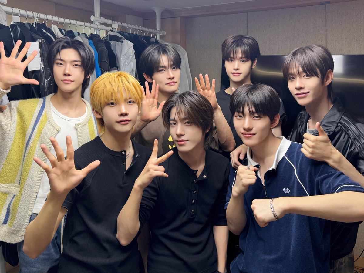 closeyoureyes_7's tweet photo. X Roommates 👋

#CLOSEYOUREYES #클로즈유어아이즈 
#CYE #클유아 https://t.co/xoF4Hqp37x