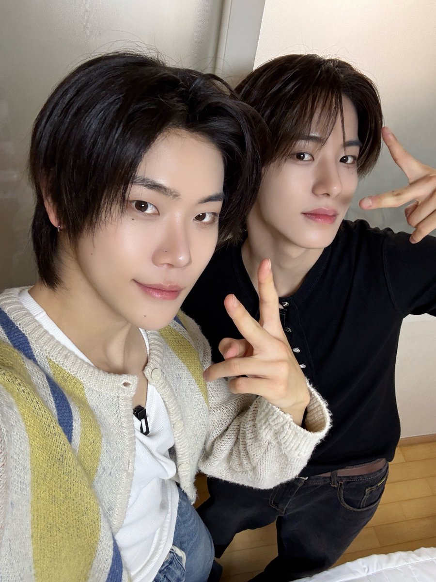 closeyoureyes_7's tweet photo. X Roommates 👋

#CLOSEYOUREYES #클로즈유어아이즈 
#CYE #클유아 https://t.co/xoF4Hqp37x