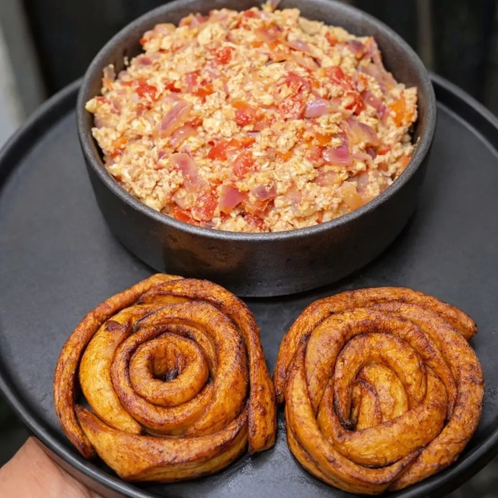 daxpen34's tweet photo. Wait… 👀
Who else thinks egg sauce and fried plantain is the most underrated breakfast in Nigeria?
Soft egg sauce loaded with flavor and sweet fried plantain roses 😋
If I serve you this right now, what are you drinking with it?
☕ Tea
🥛 Custard
🍞 Bread https://t.co/Ikw0S4BnzD