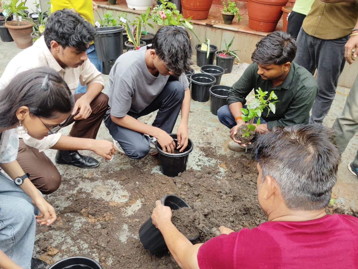 laxmidagar007's tweet photo. 🌱 DIET R.K. Puram proudly participated in the Mega Plantation Drive under the Vidyanjali CSR Initiative in collaboration with Being Green
Let's protect our blue planet—one tree at a time. 🌍💚#MegaPlantationDrive #GoGreen #Sustainability #Vidyanjali @DIETRKPofficial https://t.co/QBgmm1zozO