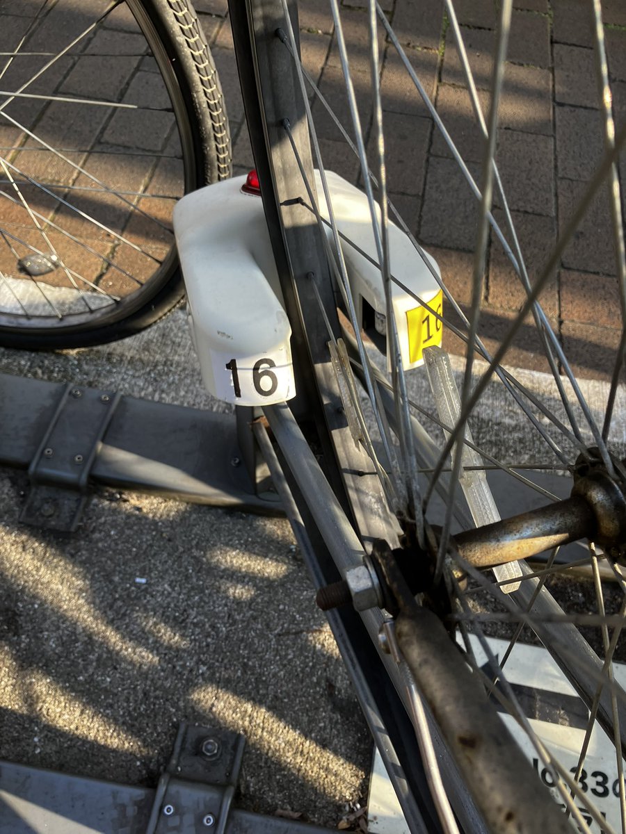 yasutsuka's tweet photo. ここんとこロッカーも自転車置き場も意識高めです
#十夢推し https://t.co/rlOiiJrQN7