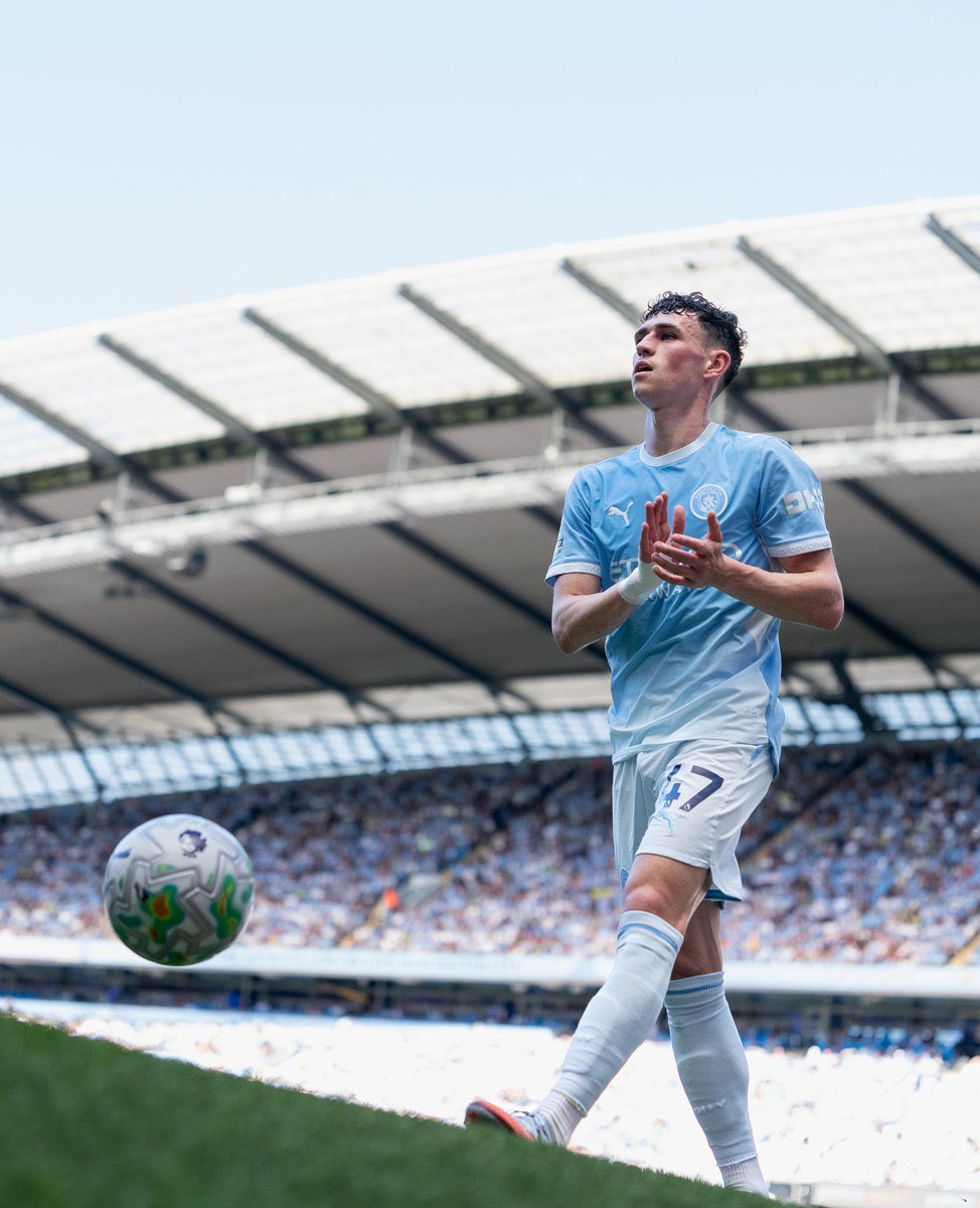 mcfcous's tweet photo. Didn’t realise how beautiful this kit is https://t.co/GkWte2WMxj