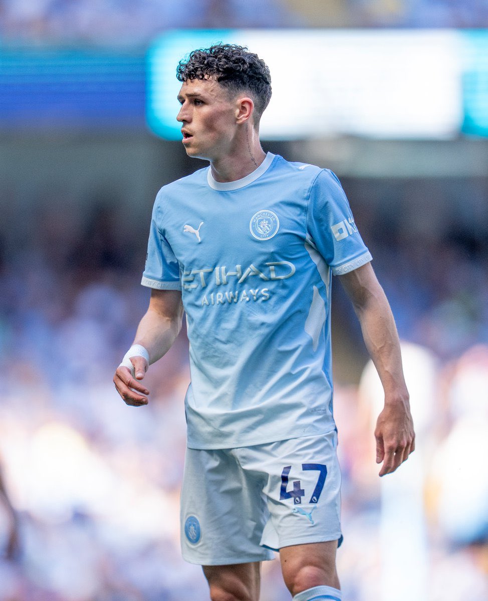 mcfcous's tweet photo. Didn’t realise how beautiful this kit is https://t.co/GkWte2WMxj