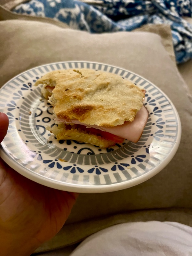 eubruprofeno's tweet photo. cinammon roll que foi difícil fazer o roll mas ficou uma delícia e fiz com uma farinha melhor e fez 100% de diferença e ciabatta que nao fermentou direito ficou mole fiz uma farinha básica de mercado tb mas ainda assim ficou melhor que pão industrializado https://t.co/d12LBozGYW