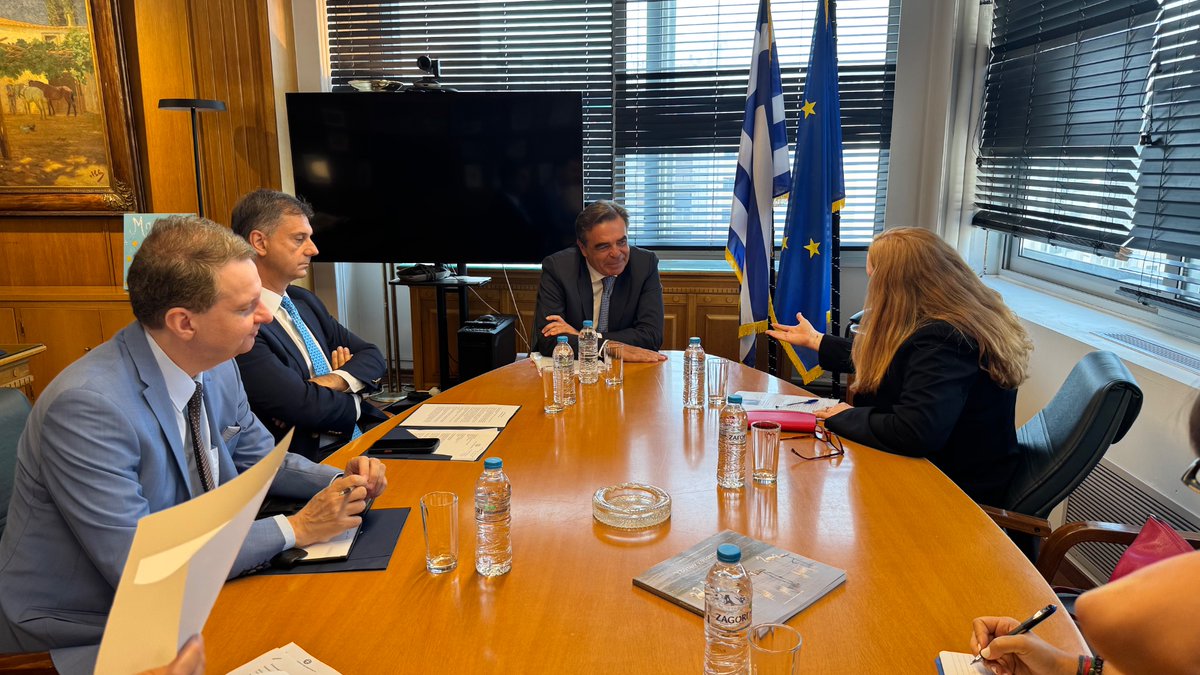 MinagricPress's tweet photo. Ο ΥπΑΑΤ @MargSchinas και ο Υφυπ. Εξωτερικών @htheoharis  συναντήθηκαν με την πρέσβειρα της Αυστραλίας A. Duncan @AusAmbAthens
Στο επίκεντρο: η προστασία της φέτας &amp; του ελαιολάδου στη συμφωνία ΕΕ-Αυστραλίας, επενδύσεις &amp; ενίσχυση των ελληνικών εξαγωγών.
https://t.co/MA8B6iw1ks https://t.co/im9LWtpZoK