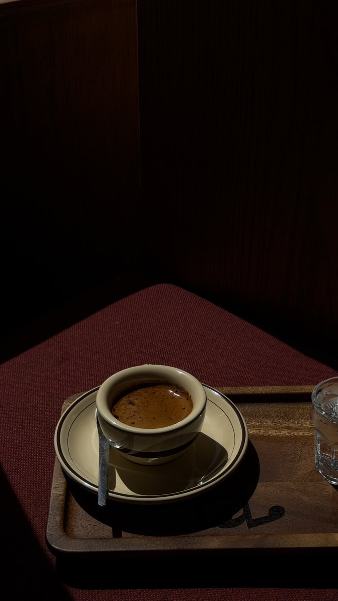 DD1T_'s tweet photo. /اتقهوى وأقول 
أجيك والضيق فيني مكتسح عرض وطول
- وأرجع وأنا مبتسم فاهق همومي وراي . https://t.co/PWeQbuSshP