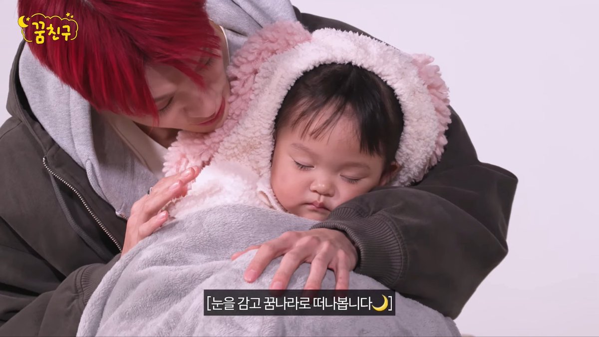 ljnsbff's tweet photo. jeno’s lap must be so comfortable i guess https://t.co/PqHdtDD9JF